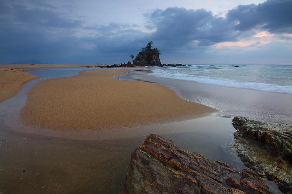 Free Image of Scenic coastline view with sandy shore and cloudy sky 