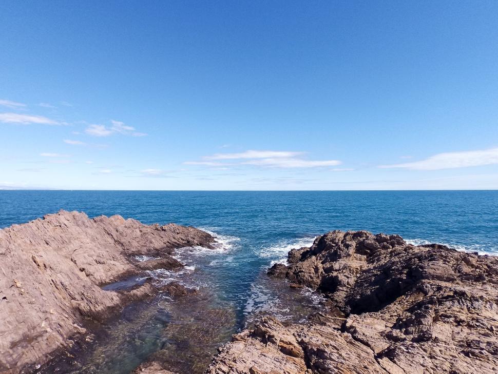 Free Image of Beautiful seascape with rocky shores and blue horizon 