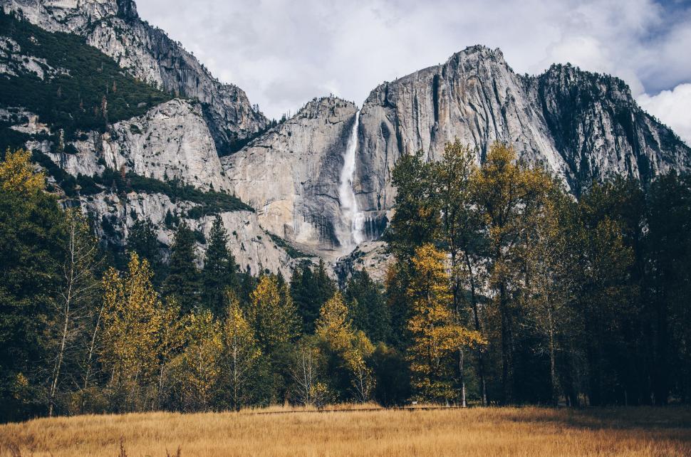 Free Image of Grand mountain with waterfall in Yosemite National Park 