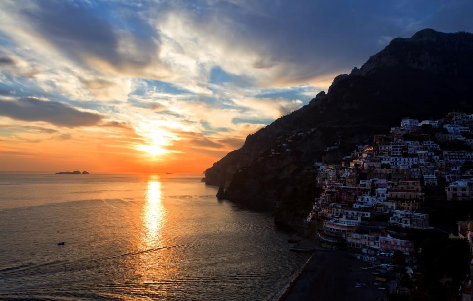 Free Image of Seaside village at sunset with panoramic ocean view 