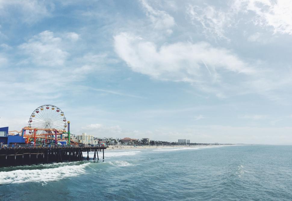 Free Image of Sunny day at Santa Monica Pier with Ferris wheel, ocean 
