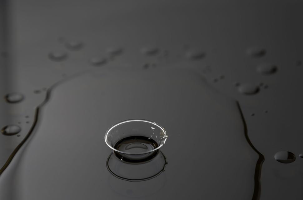 Free Image of Single water droplet on surface with calm background. 