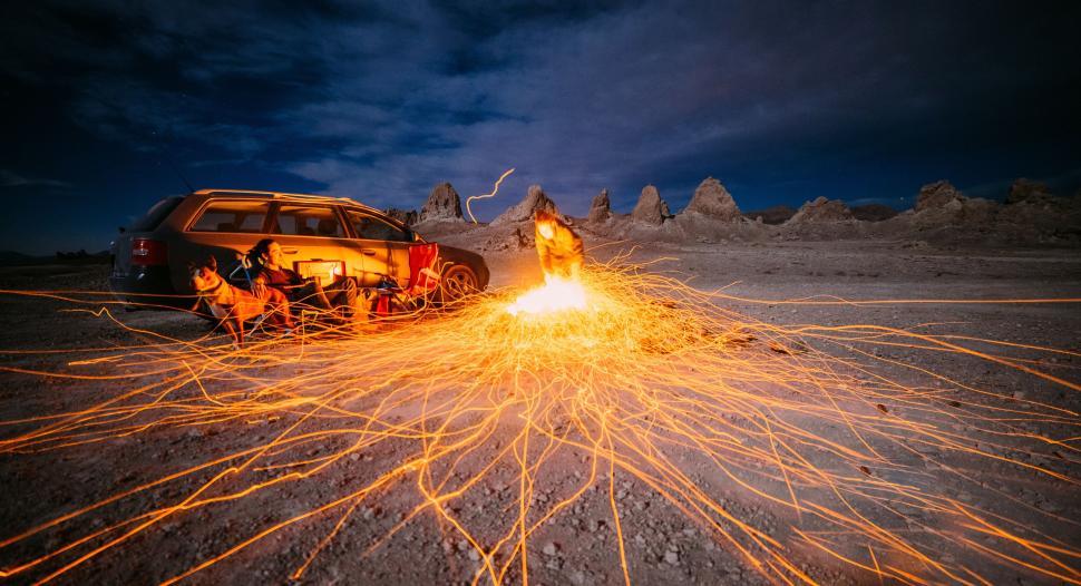Free Image of Campfire by the car in the desert at night 