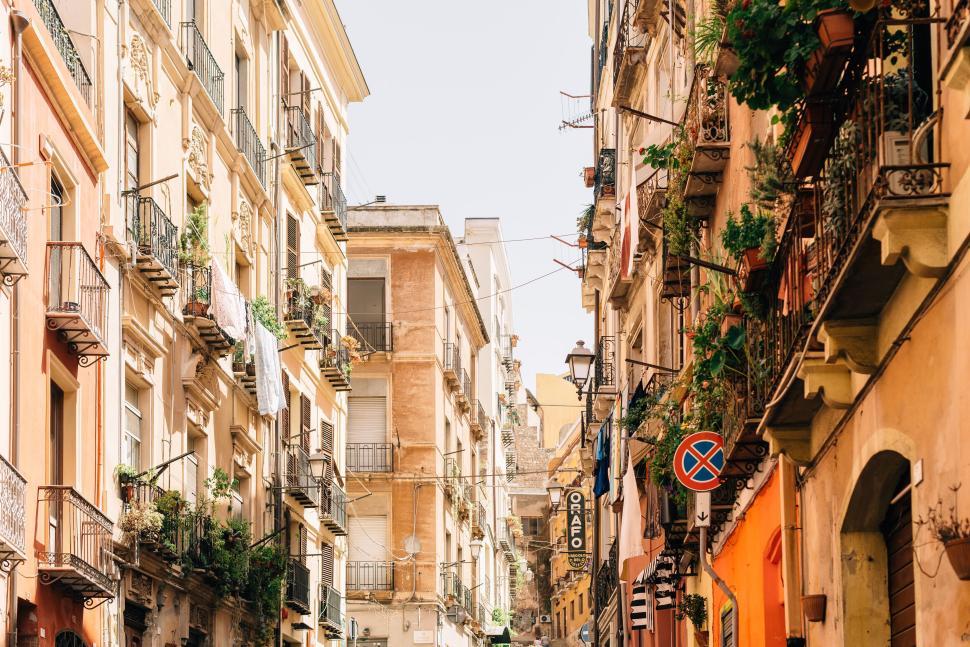 Free Image of A picturesque narrow street in a Mediterranean city. 