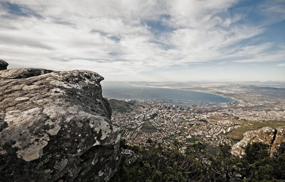 Free Image of Scenic view of coastal city and ocean from mountain top. 