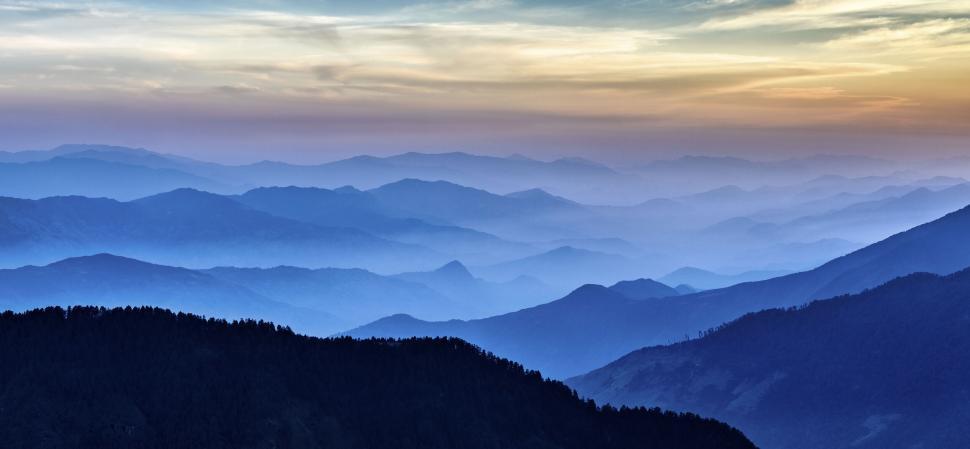 Free Image of Misty mountain ranges under dramatic colorful sky 