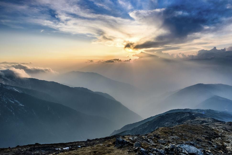 Free Image of Breathtaking mountain sunrise with rolling misty hills. 