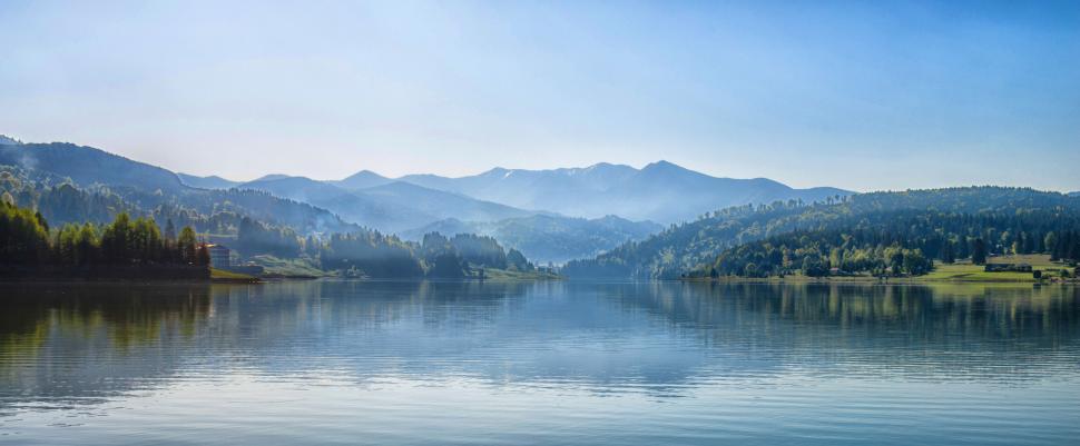 Free Image of Calm lake reflecting mountains and sky in serene view 