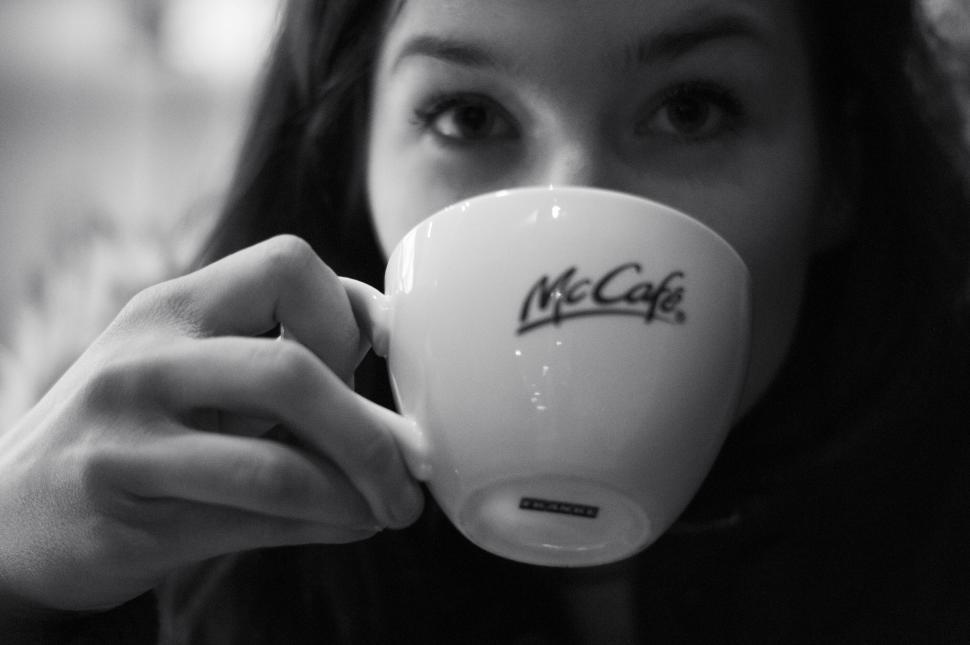 Free Image of Close-up black and white image of hand holding a cup 