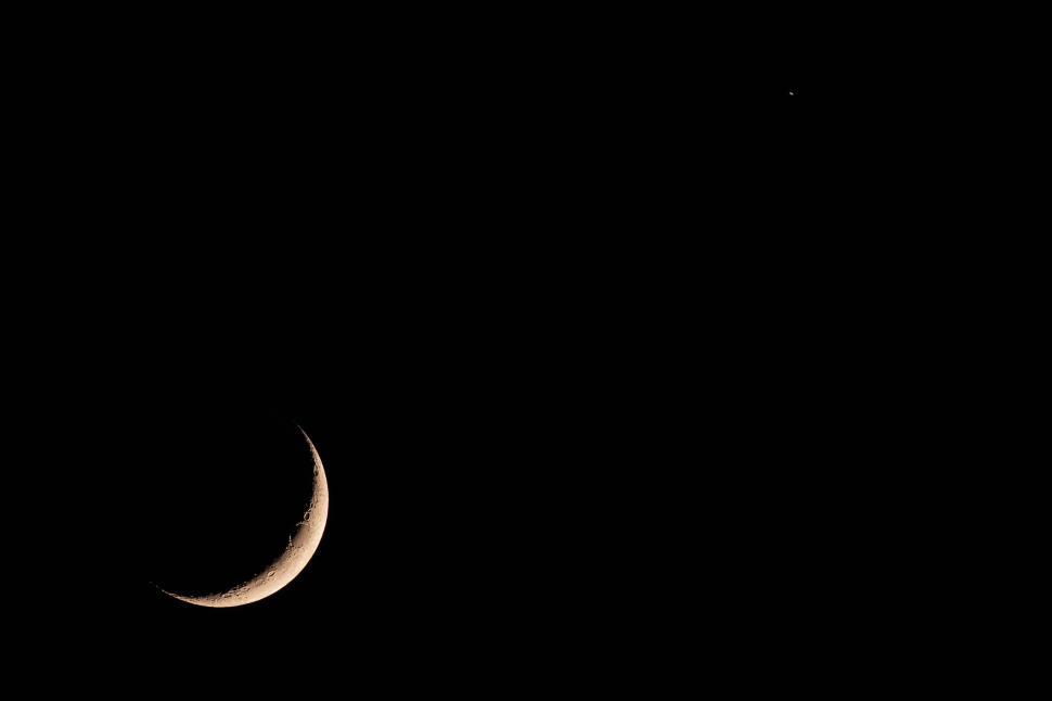 Free Image of Crescent moon in the dark night sky with one star 