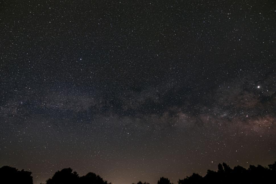 Free Image of Star-filled night sky stretching across the horizon 
