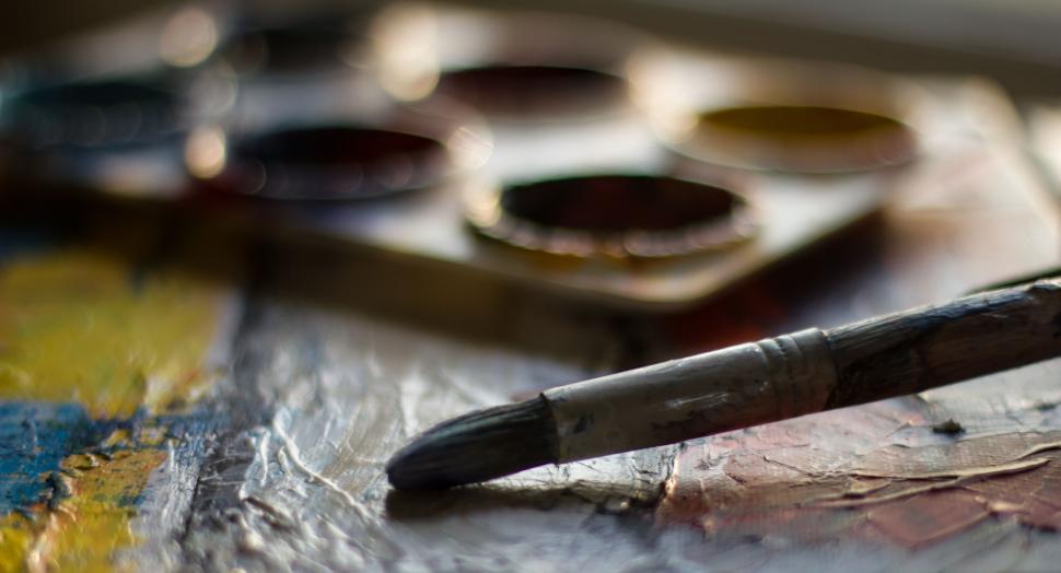 Free Image of Close-up of paintbrush and palette for painting 