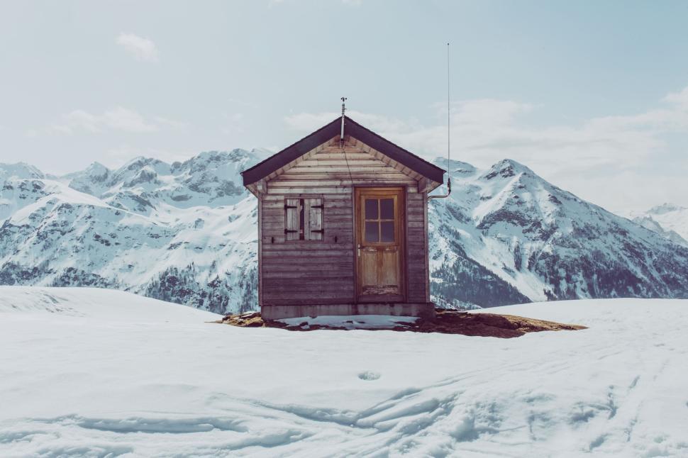 Free Image of Small wooden cabin in snowy mountainous landscape 