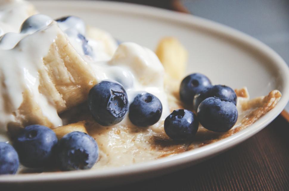 Free Image of Close-up of blueberries and banana slices with yogurt. 