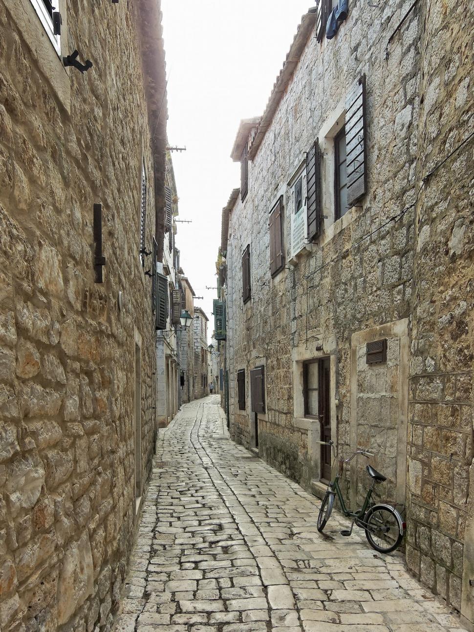 Free Image of Middle street 