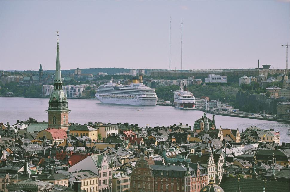 Free Image of Scenic city with cruise ships and a waterway view. 