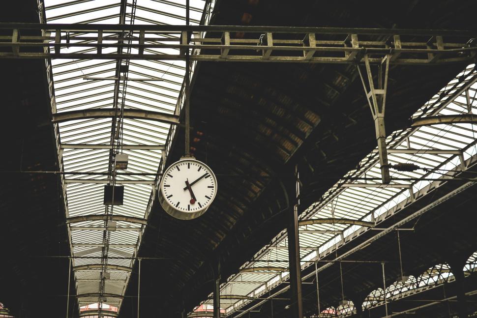 Free Image of Spacious indoor train station with a prominent clock. 
