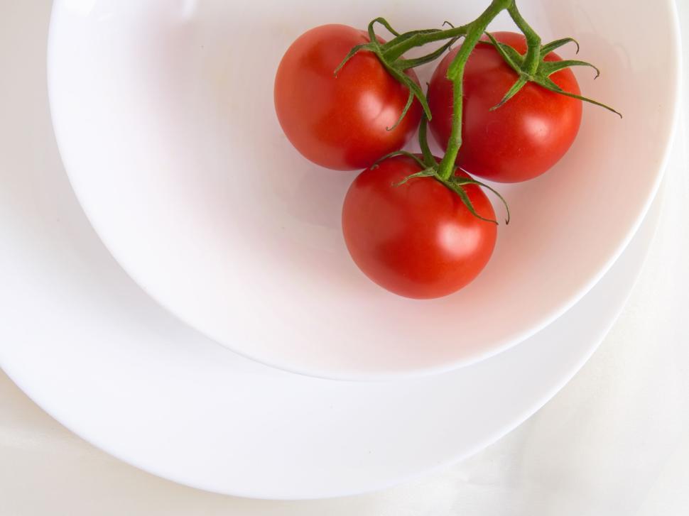 Free Image of Three red fresh tomatoes in a white bowl close-up detail 