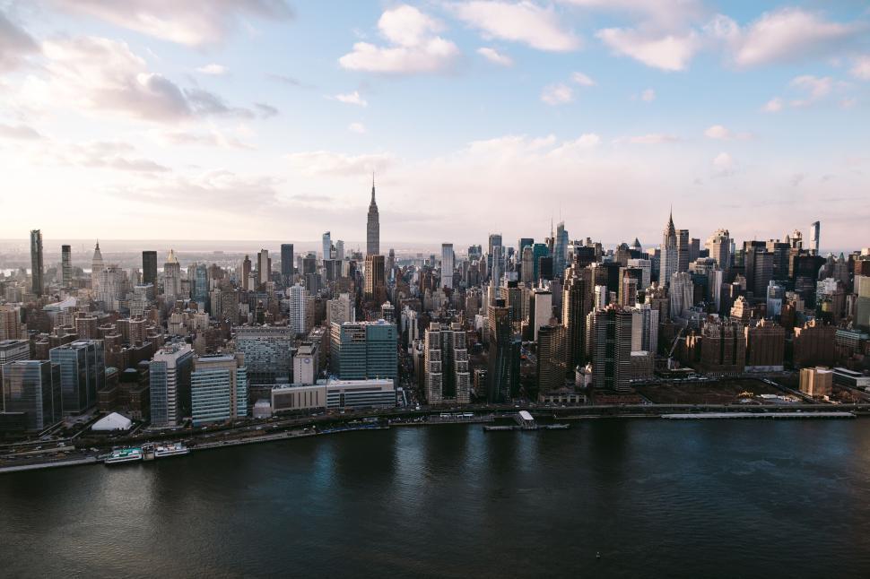 Free Image of Panoramic view of a city skyline with iconic landmarks 
