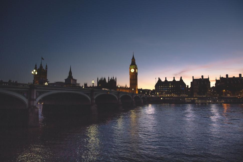 Free Image of Iconic clock tower and skyline at dusk by river Thames. 