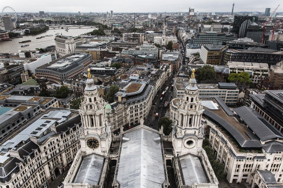 Free Image of Aerial view of a historic city with iconic landmarks. 