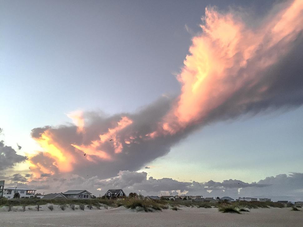 Free Image of Beautiful sunset with dramatic clouds over the beach 