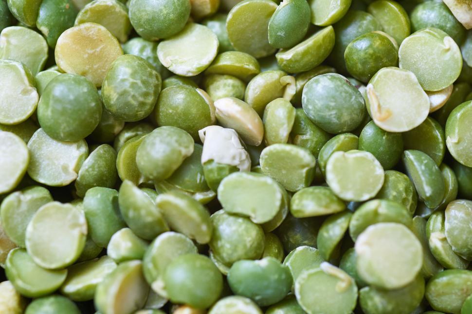Free Image of Close-up of split green peas showing texture and details 