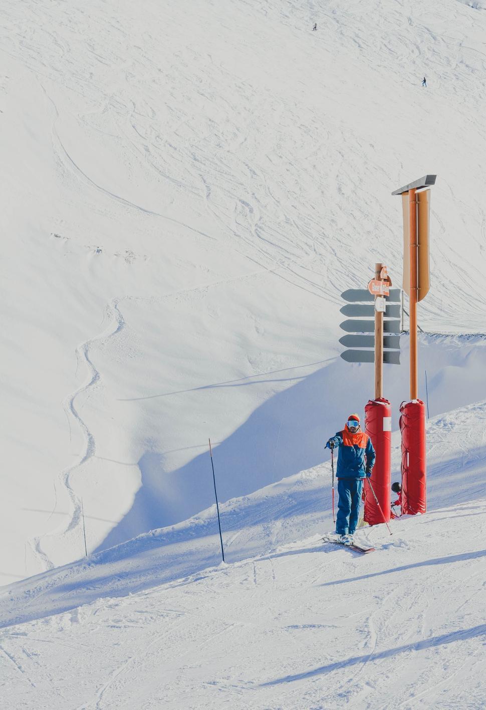 Free Image of Skier on the slope with snowy landscape, bright day. 