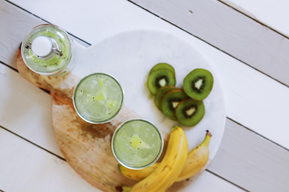 Free Image of Green kiwi and banana fruit drink with wooden setup. 