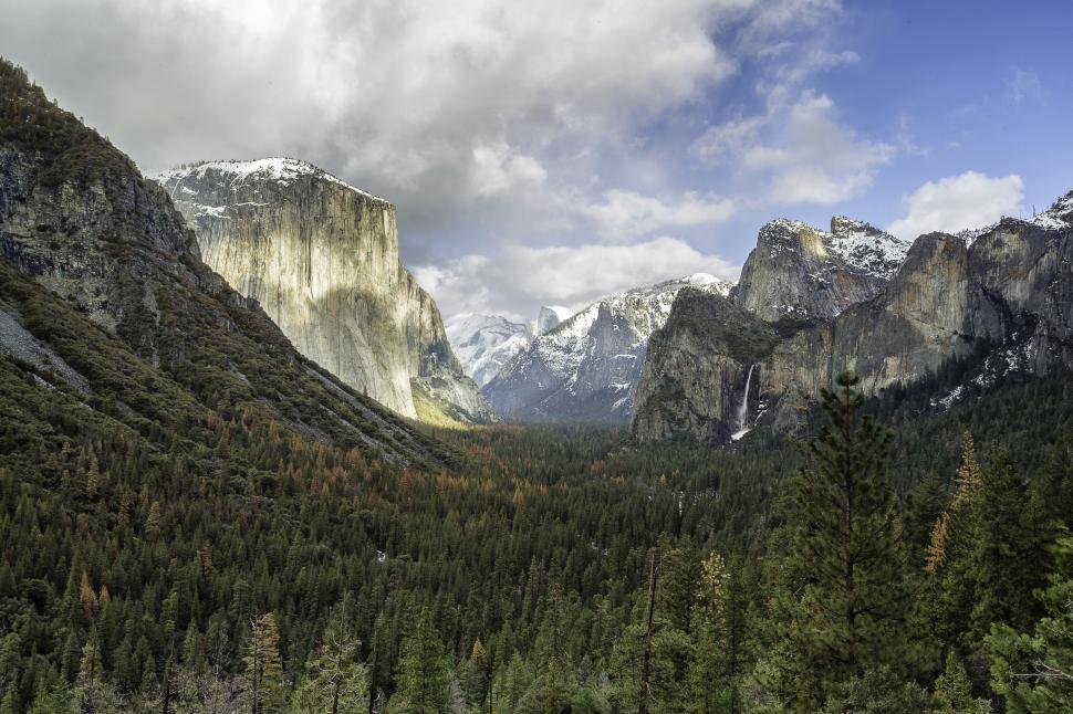 Free Image of Majestic view of Yosemite Valley with snow-capped peaks. 