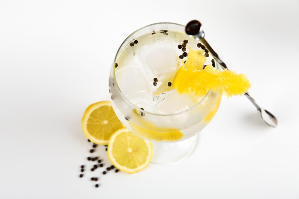 Free Image of Refreshing cocktail with lemon slices and ice cubes 