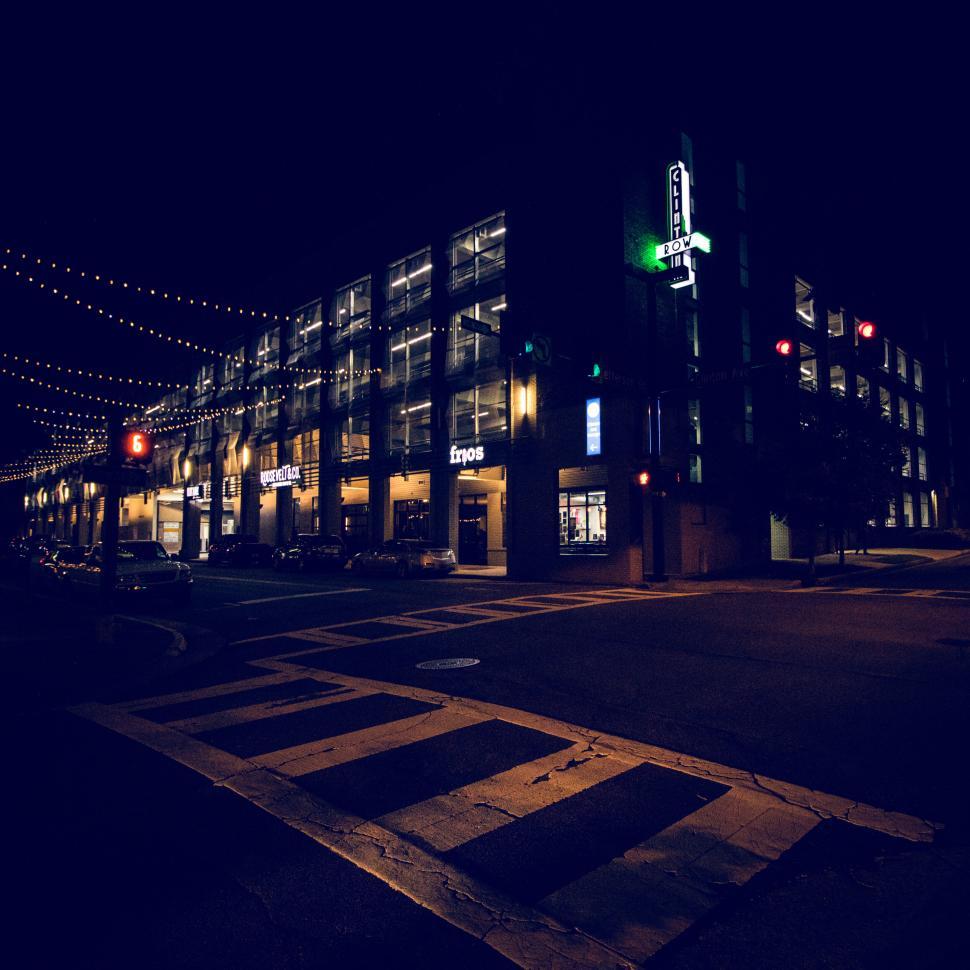 Free Image of Well-lit street corner with modern building at night 