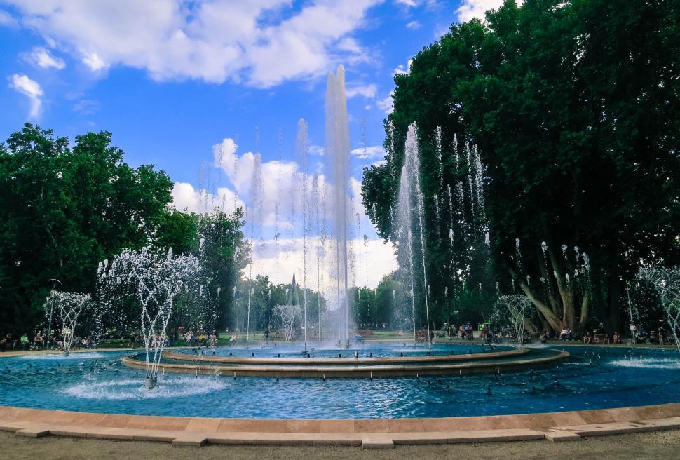 Free Image of Large water fountain against clear blue sky, sunny day 