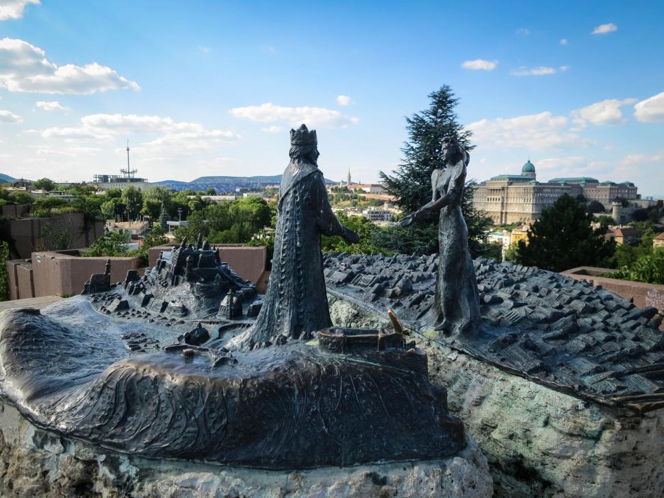 Free Image of Statues of historical figures overlooking panoramic views 