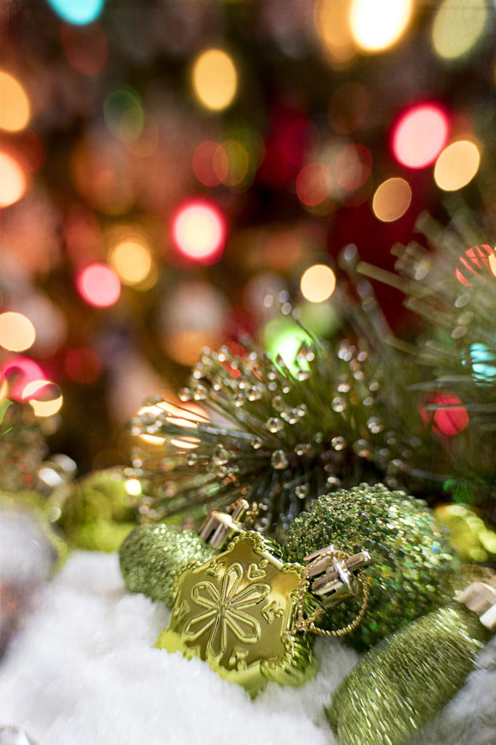 Free Image of Festive Christmas decorations with bokeh background. 