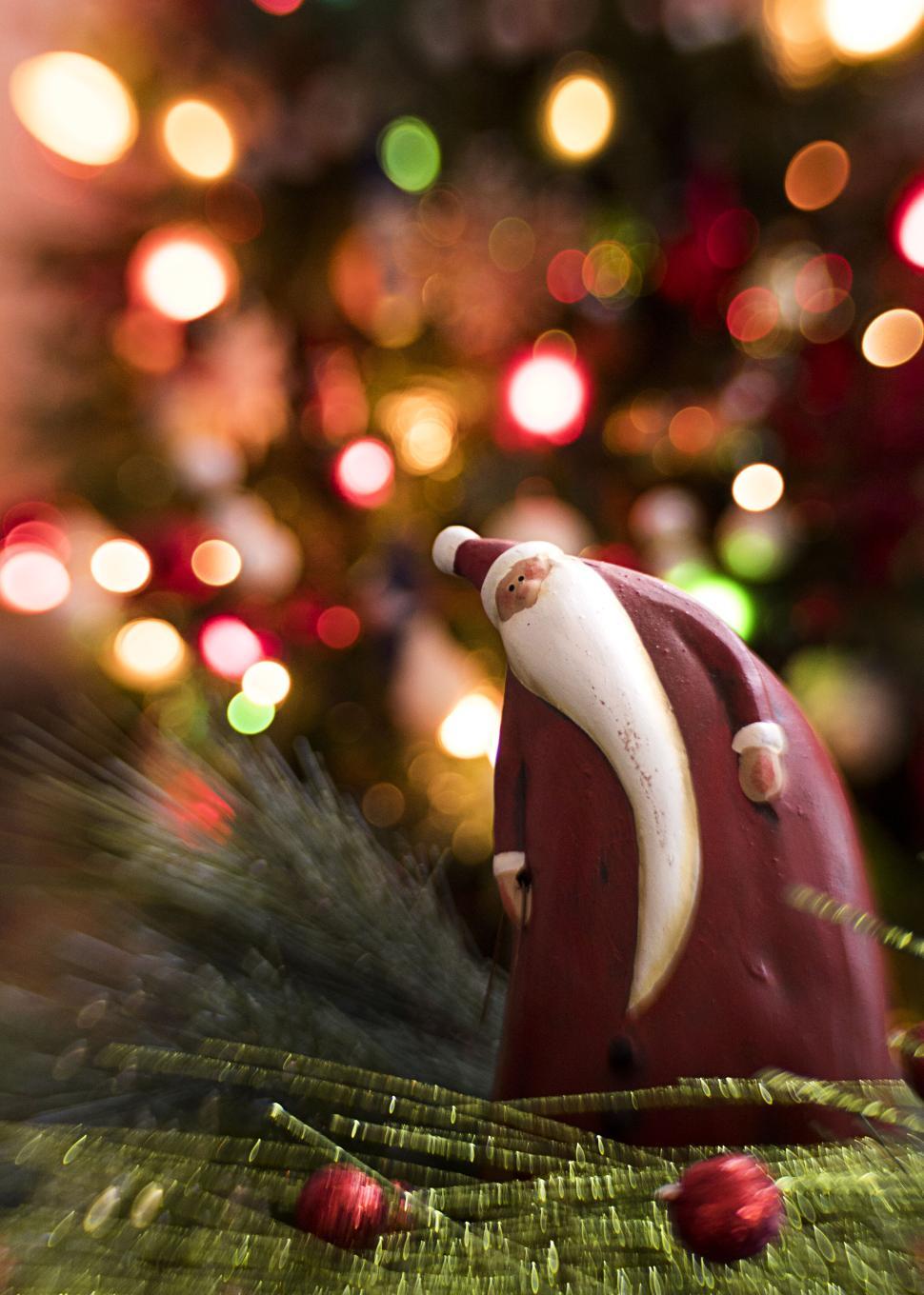 The way the soft lights blur in the background just feels like classic  holiday comfort around the hearth. It's moments like these, just watching  the sparkle, that I look forward to all, image size:970x1360