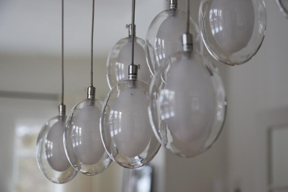 Free Image of Close-Up of Modern Hanging Light Bulbs Indoors 