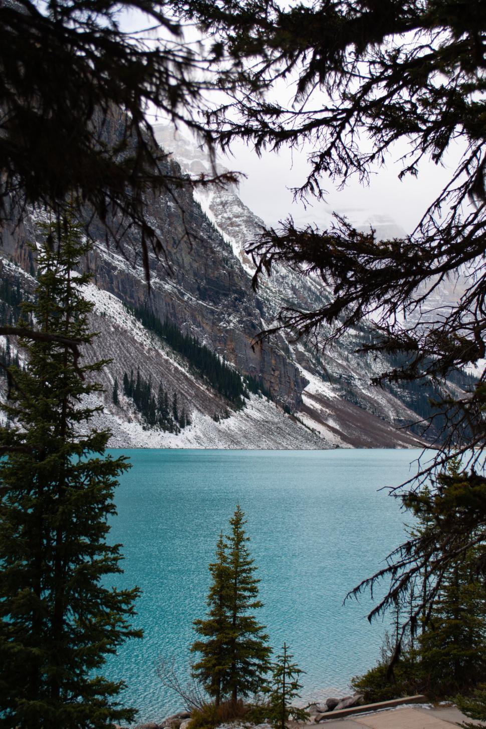 Free Image of Scenic turquoise lake surrounded by majestic mountains 