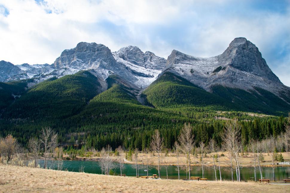 Free Image of Mountain range with lush forest and tranquil lake. 