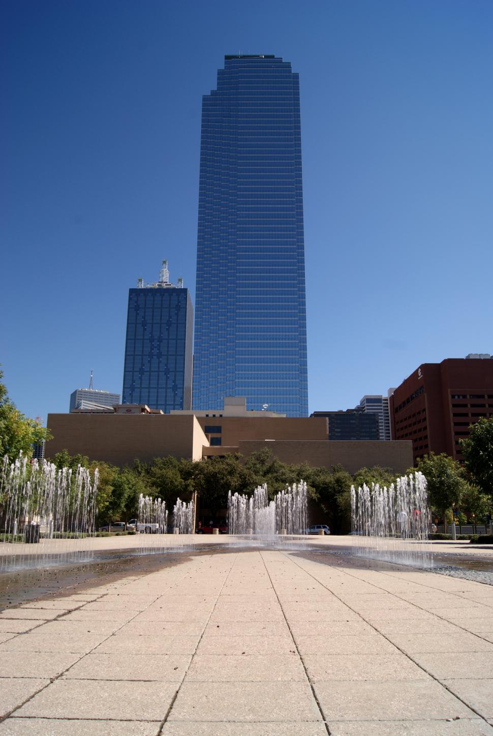 Free Image of Modern blue skyscraper 