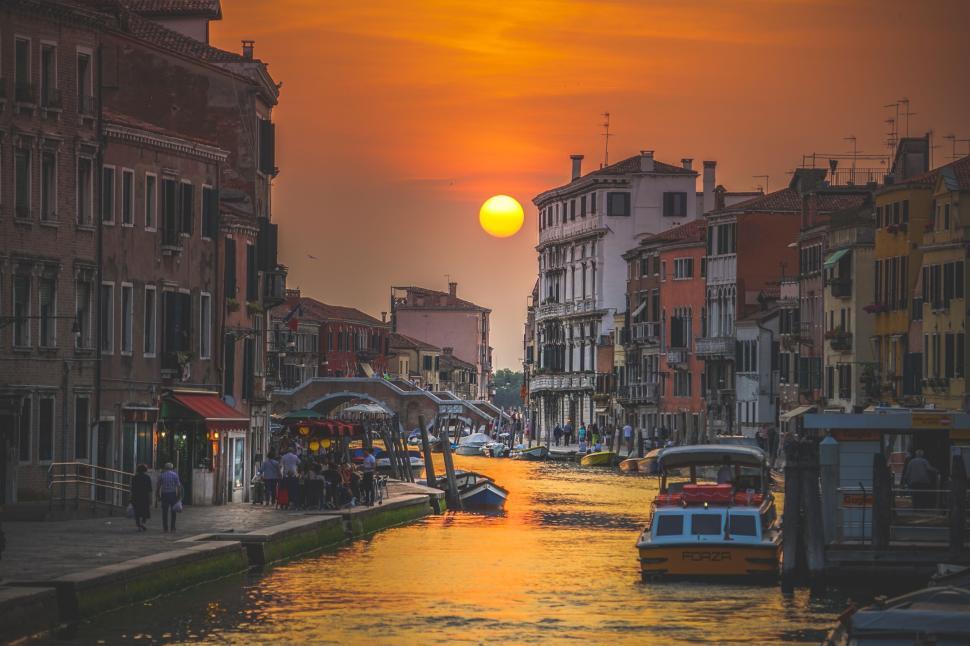 Free Image of Venice canal during sunset surrounded by historical houses 
