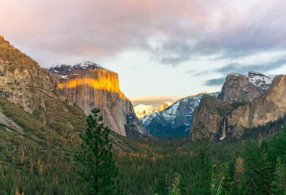 Free Image of Sunset light over Yosemite Valley with El Capitan view 