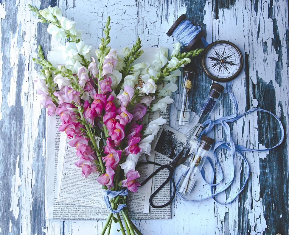 Free Image of Bouquet of pink and white flowers on rustic wooden table 