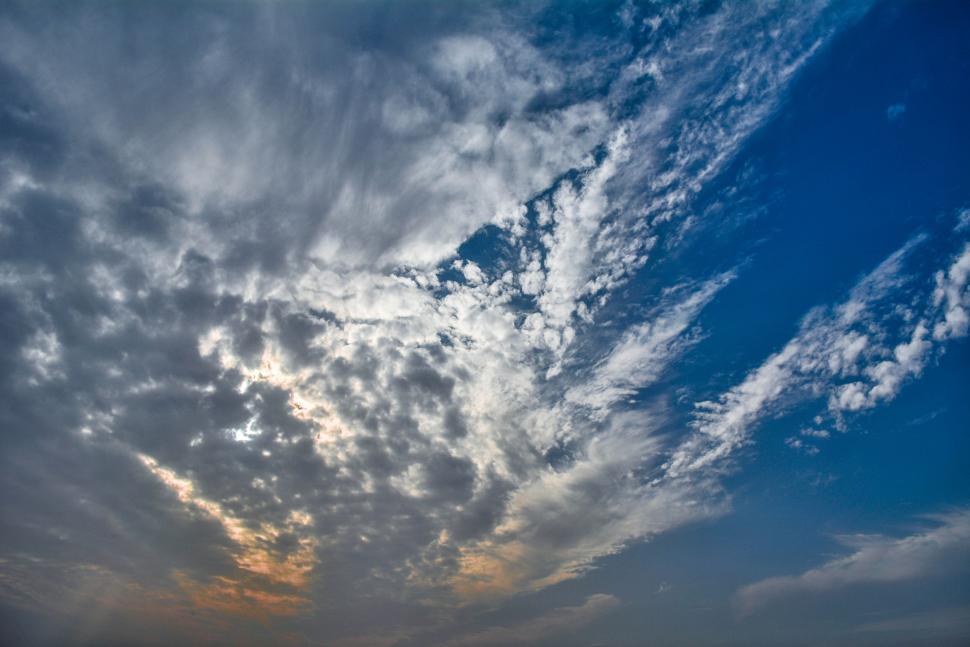 Free Image of Dramatic cloudy sky with a mix of light and darkness. 