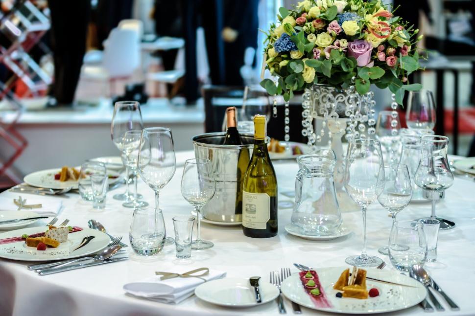 Free Image of Elegant table setting with flowers and wine at an event 