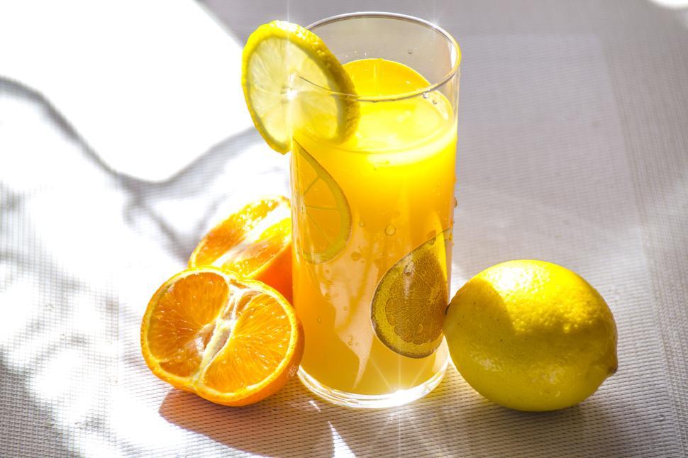 Free Image of Fresh citrus juice with lemon slices in a tall glass 