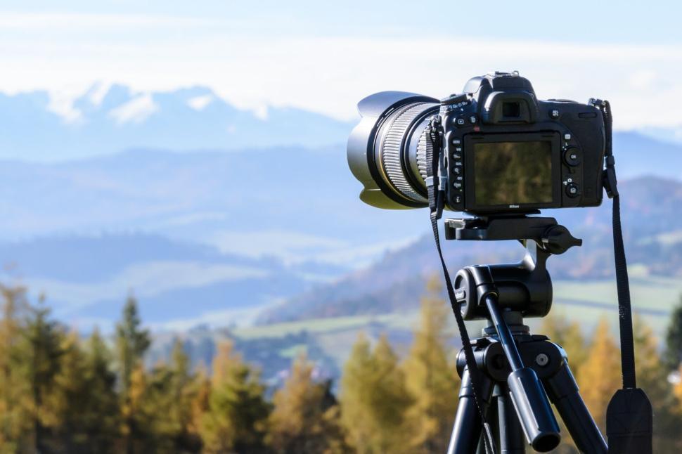 Free Image of Professional camera on a tripod facing scenic landscape 