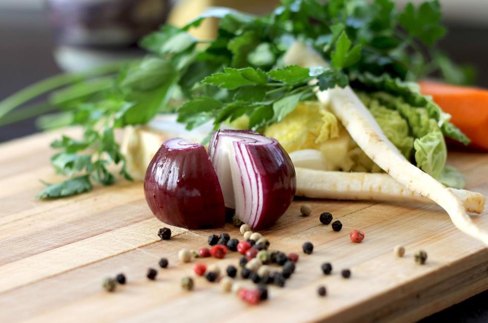 Free Image of Vegetables and spices on chopping board in kitchen setup 