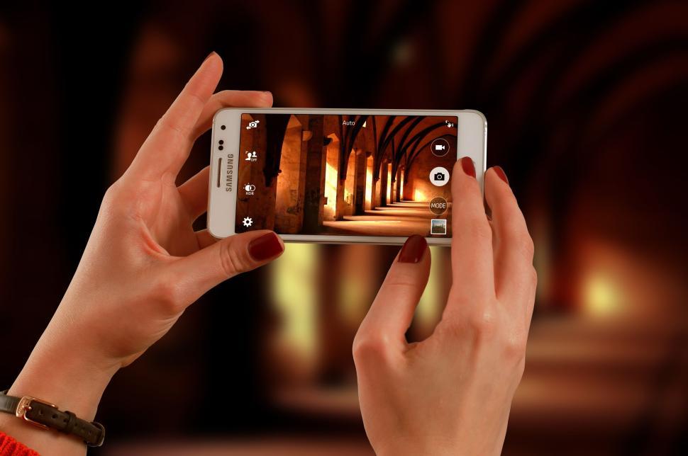 Free Image of Person taking photo with Samsung phone indoors 