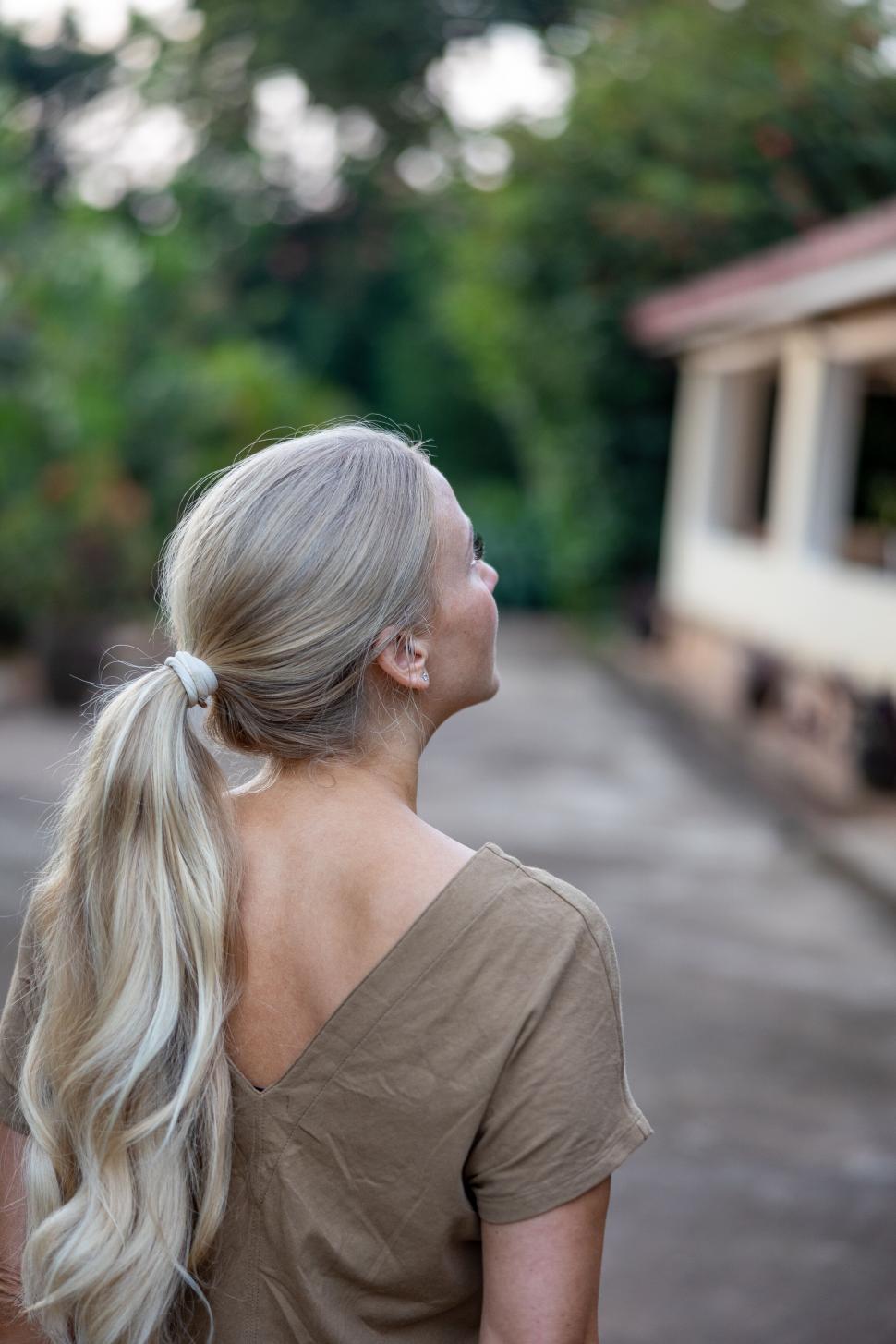 Free Image of Woman with long blonde hair in an outdoor setting. 